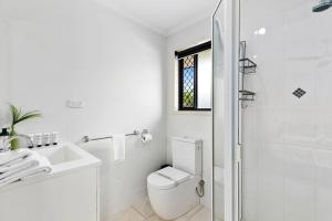 UranganRelax at Moonstone的白色的浴室设有卫生间和淋浴。