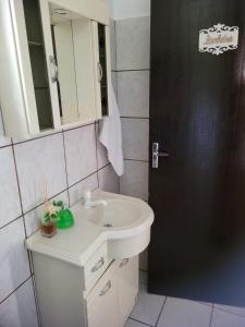 波梅罗迪Espaço Wunder Platz的浴室设有白色水槽和镜子