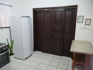 波梅罗迪Espaço Wunder Platz的厨房设有棕色的门和冰箱。