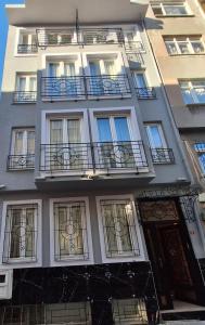 伊斯坦布尔Nisa Apart Sultanahmet的旁边带阳台的建筑