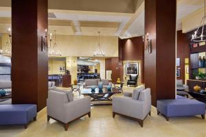 奥兰多奥兰多市区希尔顿双树酒店的客厅配有桌椅