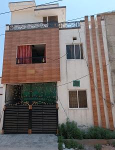 伊斯兰堡Islamabad Comfort Home的一座带门和阳台的建筑