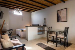 瓜达拉哈拉Casa Murmullos的客厅配有桌子和床。