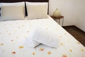 梅桑弗里乌Sobreiro's Villa in Douro Valley的一张带白色棉被和鲜花的床