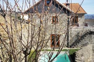 梅桑弗里乌Sobreiro's Villa in Douro Valley的前面有棵树的石头房子