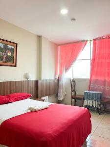 曼塔Luz de Aurora HOTEL的酒店客房设有两张床和窗户。