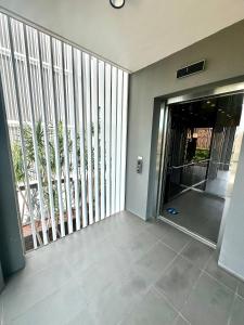 悉尼Luxe Modern Randwick Abode with elevator的空的走廊,带有滑动玻璃门,通往阳台