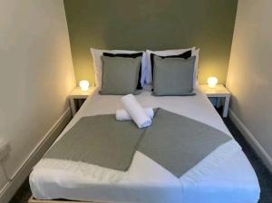 WincobankHome for all的一张带两个枕头和两盏灯的白色床