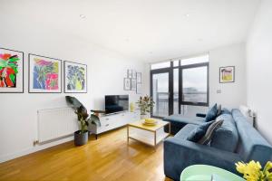 恩菲尔德Cozy and modern 1BR flat in Enfield的客厅配有蓝色的沙发和电视