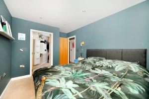 恩菲尔德Cozy and modern 1BR flat in Enfield的一间卧室配有一张热带印花床