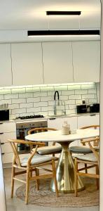 悉尼Luxe Modern Randwick Abode with elevator的厨房配有桌椅和水槽。