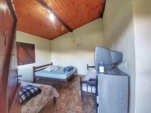 圣托梅-达斯莱特拉斯Chalé e Camping Elementais的小房间设有床和电视