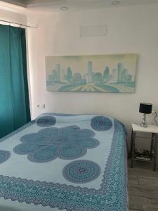 阿罗纳wonderful white appartament in las Tortugas的一间卧室配有床,床上装有被子