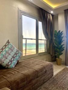 亚历山大Alexandria Luxury Apartments Sporting Direct Sea View的一间卧室设有大窗户,享有海滩美景