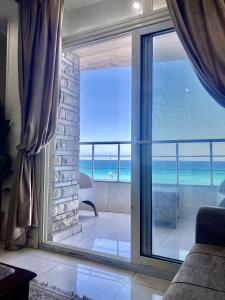 亚历山大Alexandria Luxury Apartments Sporting Direct Sea View的客房设有滑动玻璃门,享有海景。