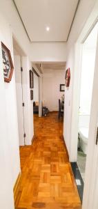 桑托斯Santos Gonzaga - Vista mar & localização perfeita的走廊上铺有木地板