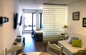 蒙得维的亚Monoambiente céntrico的客厅配有沙发和一张位于房间的床