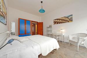 罗马Cerreto Di Spoleto的卧室配有一张床和一张桌子及椅子