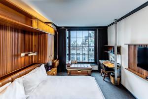 纽约Le Meridien New York, Central Park by Marriott的配有一张床和一张书桌的酒店客房