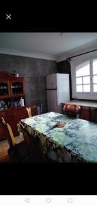 GhazaouetVilla de campagne dans les hauteurs, vue panoramique sur mer的客房设有桌子和带冰箱的厨房