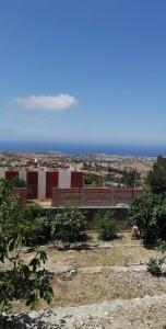 GhazaouetVilla de campagne dans les hauteurs, vue panoramique sur mer的田间桥梁上的火车