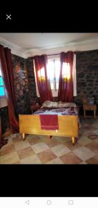 GhazaouetVilla de campagne dans les hauteurs, vue panoramique sur mer的一间卧室配有床和带窗帘的窗户