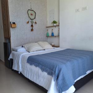 圣玛尔塔Apartamento frente al mar Rodadero Santa Marta的一间卧室配有一张带蓝色毯子的床