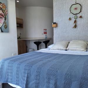 圣玛尔塔Apartamento frente al mar Rodadero Santa Marta的一间卧室配有一张带蓝色棉被的床