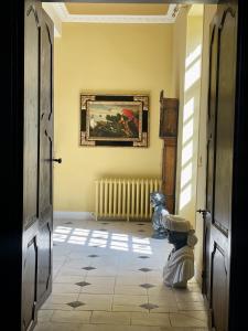 FougueyrollesChateau Masburel的走廊上设有两瓶花,位于瓷砖地板上