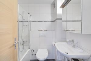 采尔马特Good Value Apartments by Mountain Exposure的白色的浴室设有卫生间和水槽。