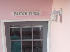 安东尼奥港Alex's Place - Tim Pappies的门上带有玻璃窗的标志