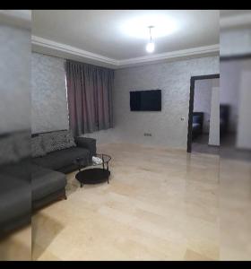 卡萨布兰卡ايربان بلاص的带沙发和平面电视的客厅
