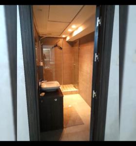 卡萨布兰卡ايربان بلاص的浴室配有卫生间和水槽。