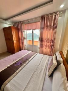 吉婆岛New Way Hotel的一间卧室设有一张大床和一个窗户。