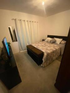 危地马拉Apartamento e109的一间卧室配有一张床和一台电视