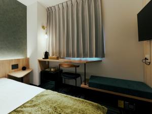 泉佐野R Hotel Kansai Airport的酒店客房设有床和窗户。
