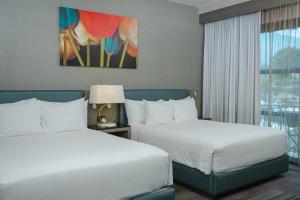 特基拉Casa Salles Hotel Boutique的酒店客房设有两张床和窗户。