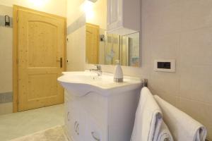 圣博沃贝拉维斯塔公寓的白色的浴室设有水槽和镜子