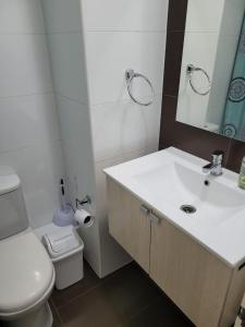塔尔卡瓦诺Departamento Brisa del sol的浴室配有白色水槽和卫生间。