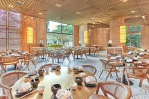 新加坡Goodwood Park Hotel的用餐室设有桌椅和窗户。