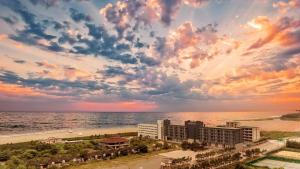 襄阳郡高贵酒店的日落时分享有海滩和大海的景致