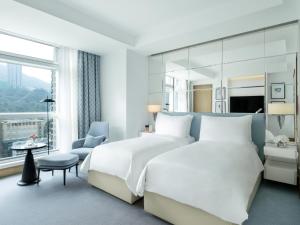香港香港逸兰铜锣湾酒店的一间卧室设有两张床和大窗户