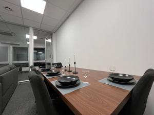 弗莱堡Simplex Apartments Am Schwabentorring的用餐室配有桌椅和玻璃杯