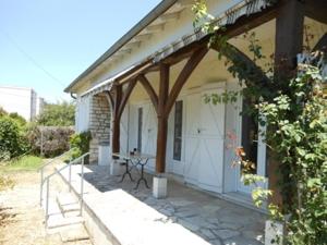 特雷利萨克Maison moderne à Trélissac, 2 chambres, jardin clos, Wi-Fi, à 5 km de Périgueux - FR-1-616-74的一个带车库门廊的房子