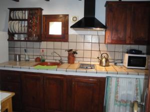 巴列埃尔莫索Casa Rural Guaidil的厨房配有水槽和炉灶 顶部烤箱