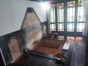 婆罗浮屠美萨提拉Spa度假村的客房享有空中美景,配有浴缸。