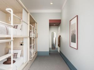 基督城Drifter Christchurch的宿舍间内的带双层床的走廊