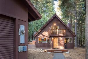 塔霍马The Lazy Bear Lodge的小木屋设有阳台和甲板