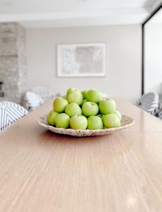 拜伦湾拜伦湾波浪酒店的坐在桌子上的一碗绿色苹果