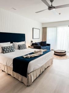 拜伦湾拜伦湾波浪酒店的一间卧室配有一张大床和一张沙发